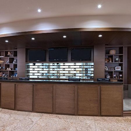 Four Points By Sheraton Galerias Monterrey Esterno foto The reception desk at the library