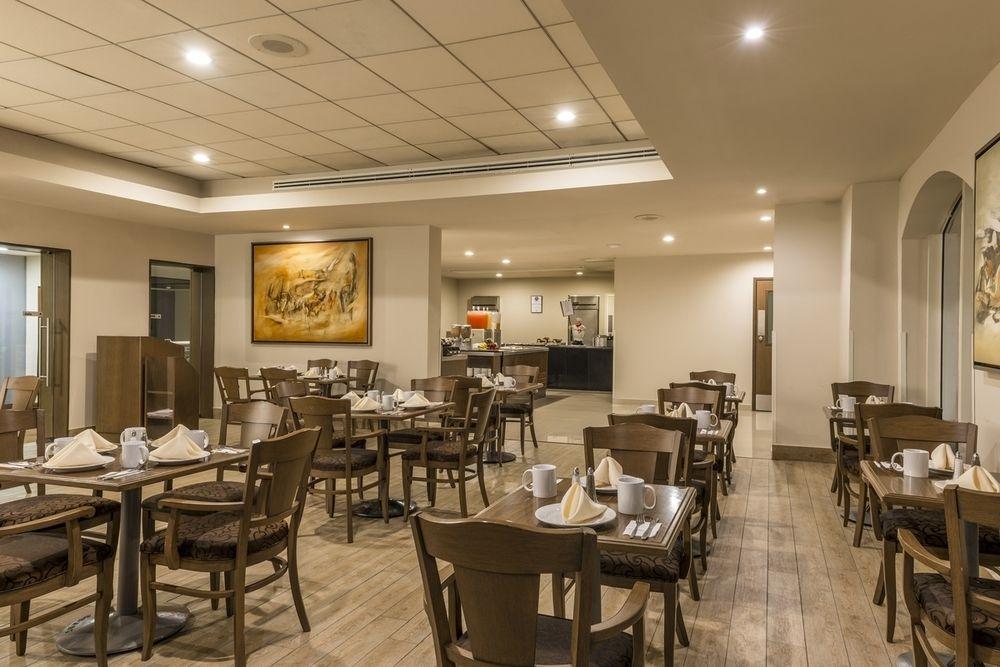 Four Points By Sheraton Galerias Monterrey Esterno foto The restaurant at the hotel