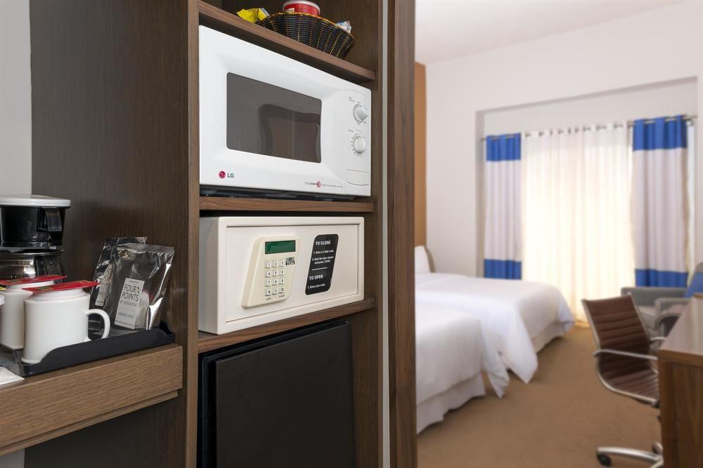 Four Points By Sheraton Galerias Monterrey Esterno foto A safe in a hotel room