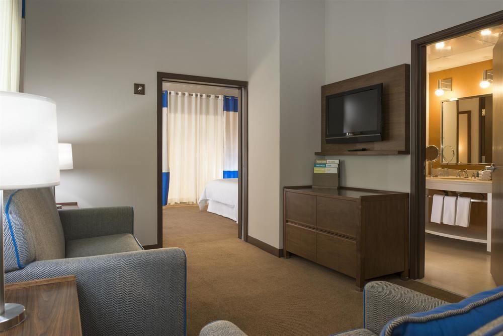 Four Points By Sheraton Galerias Monterrey Esterno foto A typical suite at the Residence Inn