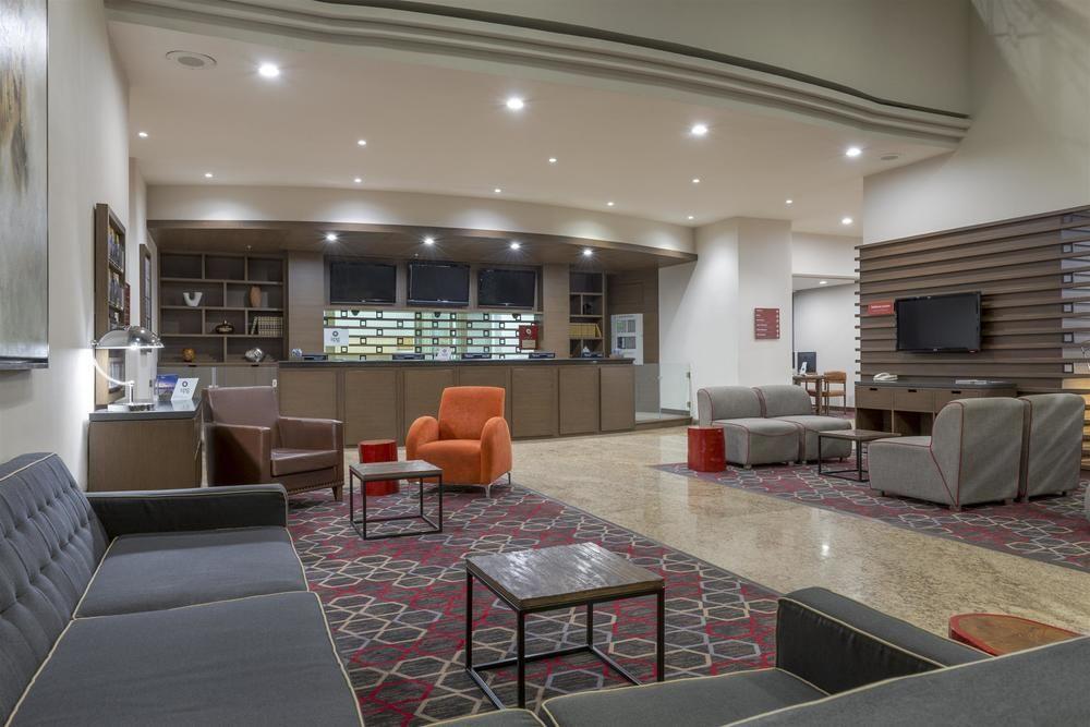 Four Points By Sheraton Galerias Monterrey Esterno foto The lounge at the airport