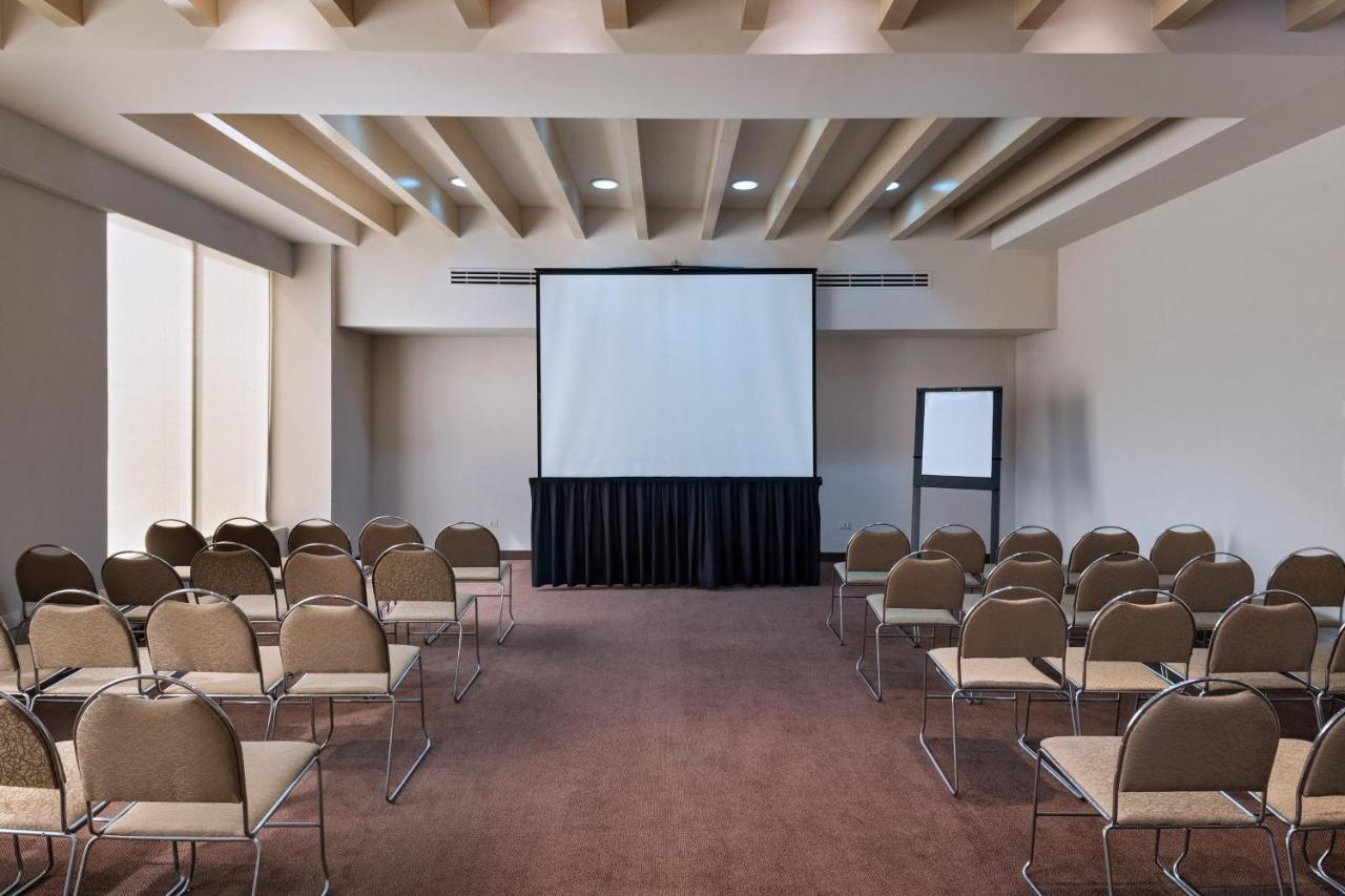 Four Points By Sheraton Galerias Monterrey Esterno foto A typical conference room