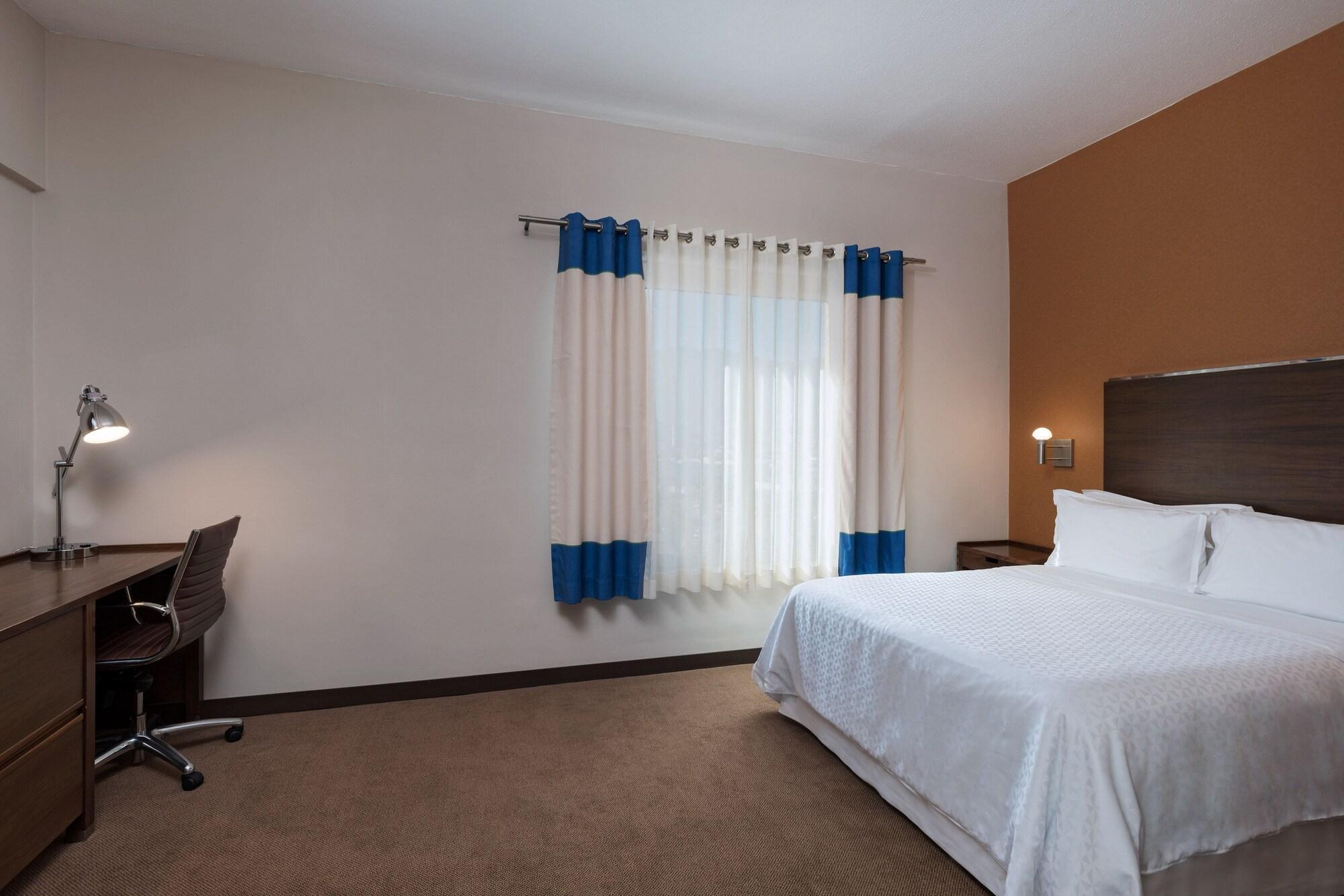 Four Points By Sheraton Galerias Monterrey Esterno foto A typical bedroom in a typical extended stay hotel