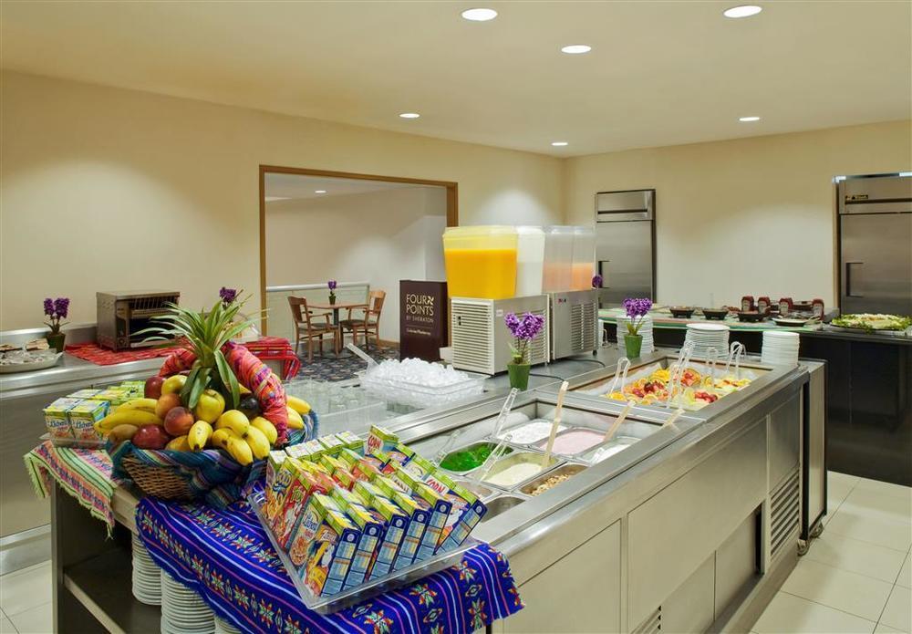 Four Points By Sheraton Galerias Monterrey Ristorante foto A salad bar