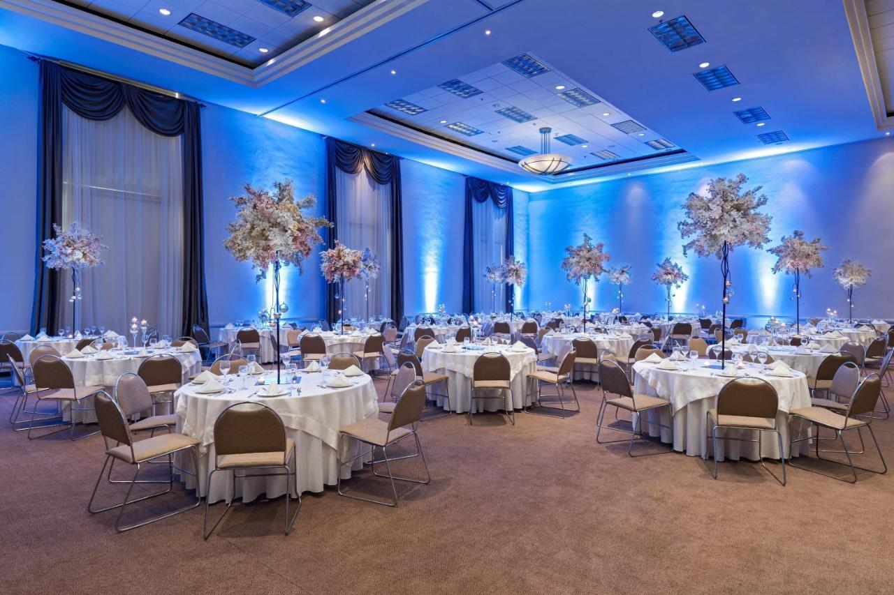 Four Points By Sheraton Galerias Monterrey Esterno foto The ballroom at the Royal Garden Hotel