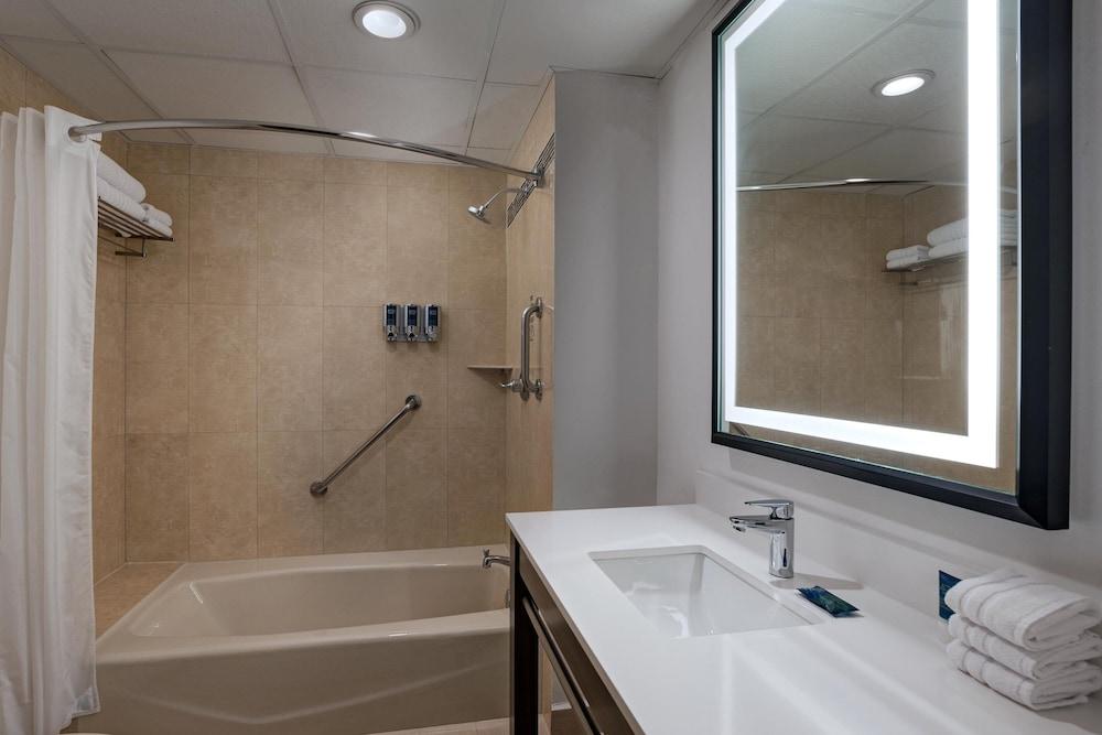 Four Points By Sheraton Galerias Monterrey Esterno foto Bathroom