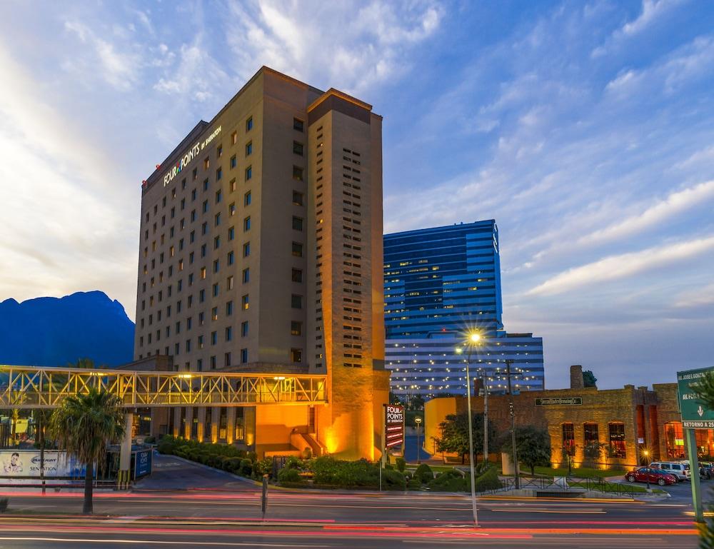 Four Points By Sheraton Galerias Monterrey Esterno foto The hotel at dusk