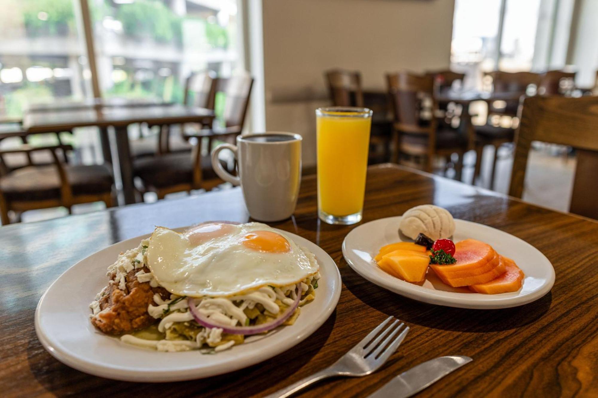 Four Points By Sheraton Galerias Monterrey Esterno foto Breakfast at the Hotel