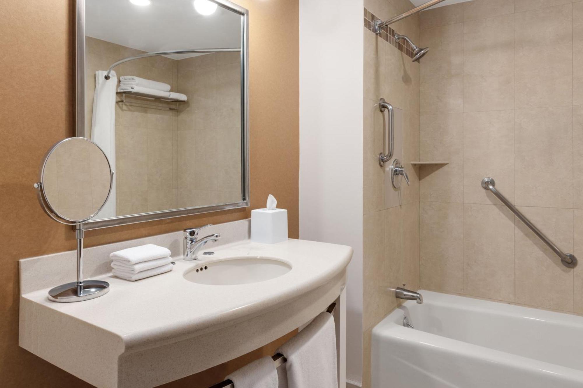 Four Points By Sheraton Galerias Monterrey Esterno foto Bathroom