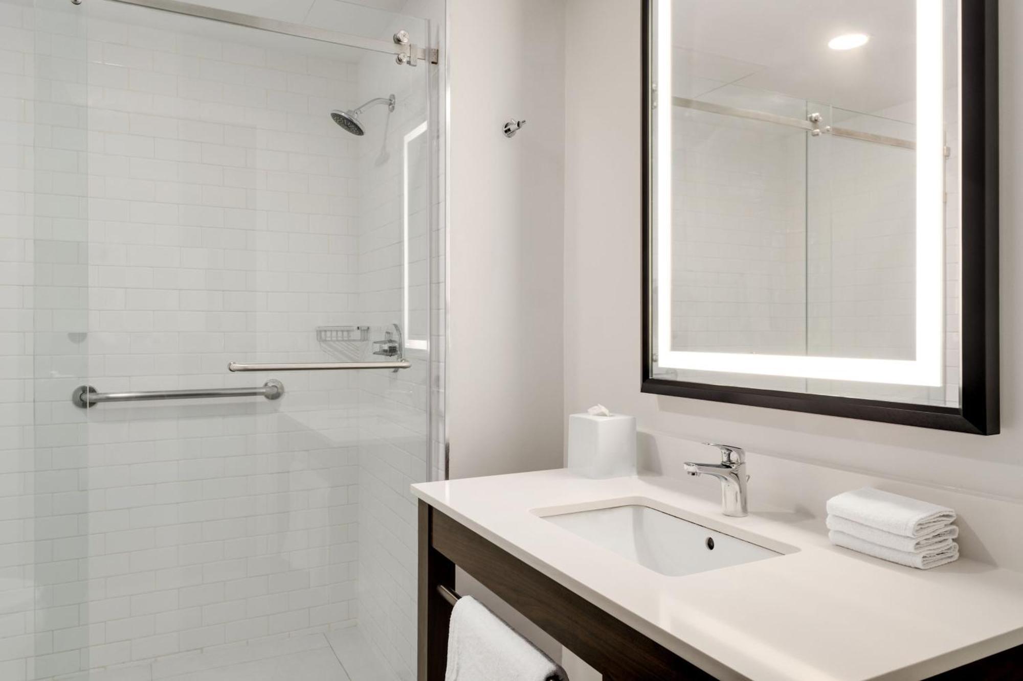 Four Points By Sheraton Galerias Monterrey Esterno foto A bathroom in a Hilton Garden Inn