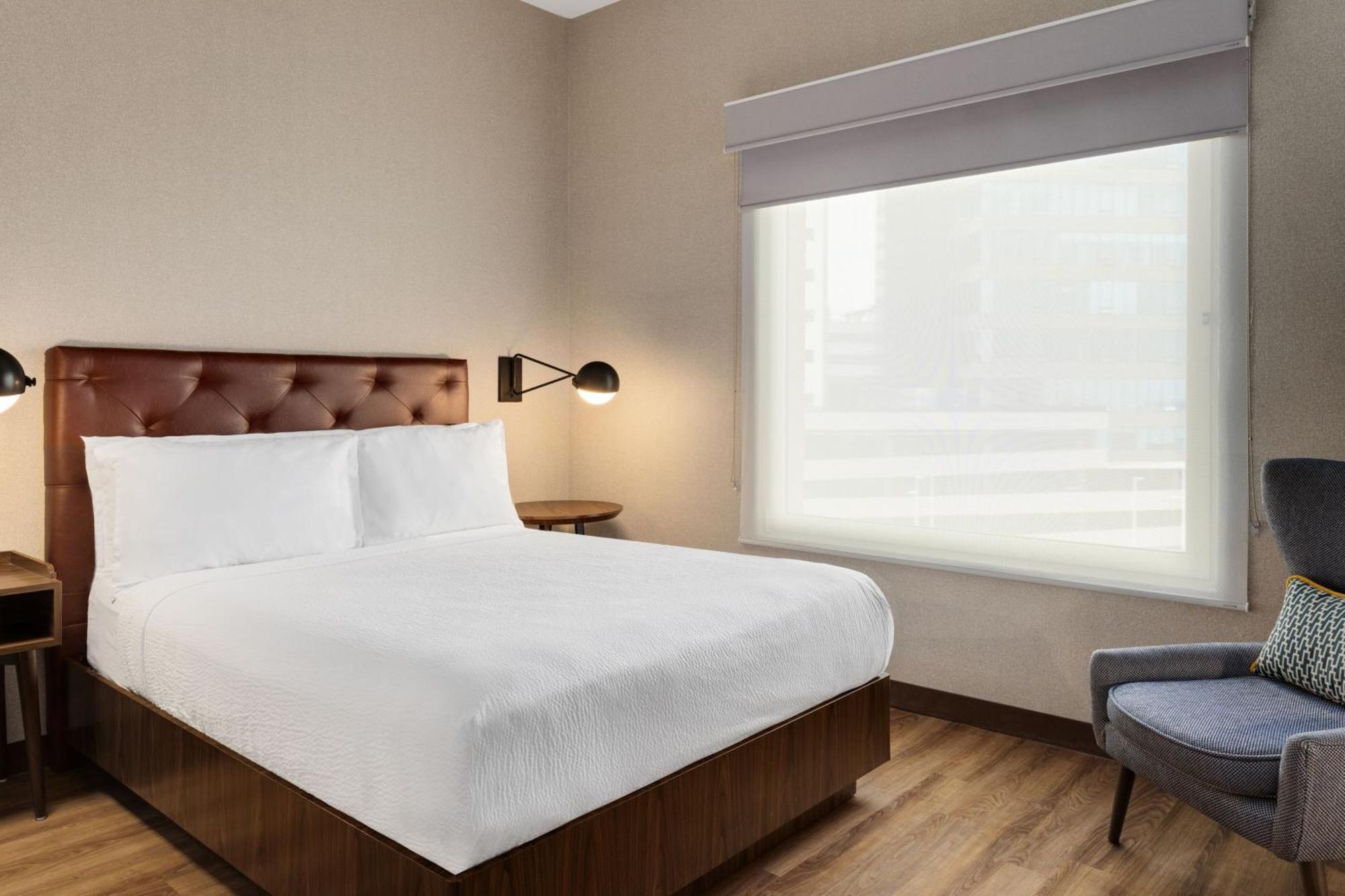Four Points By Sheraton Galerias Monterrey Esterno foto A bedroom at the Hotel Commonwealth
