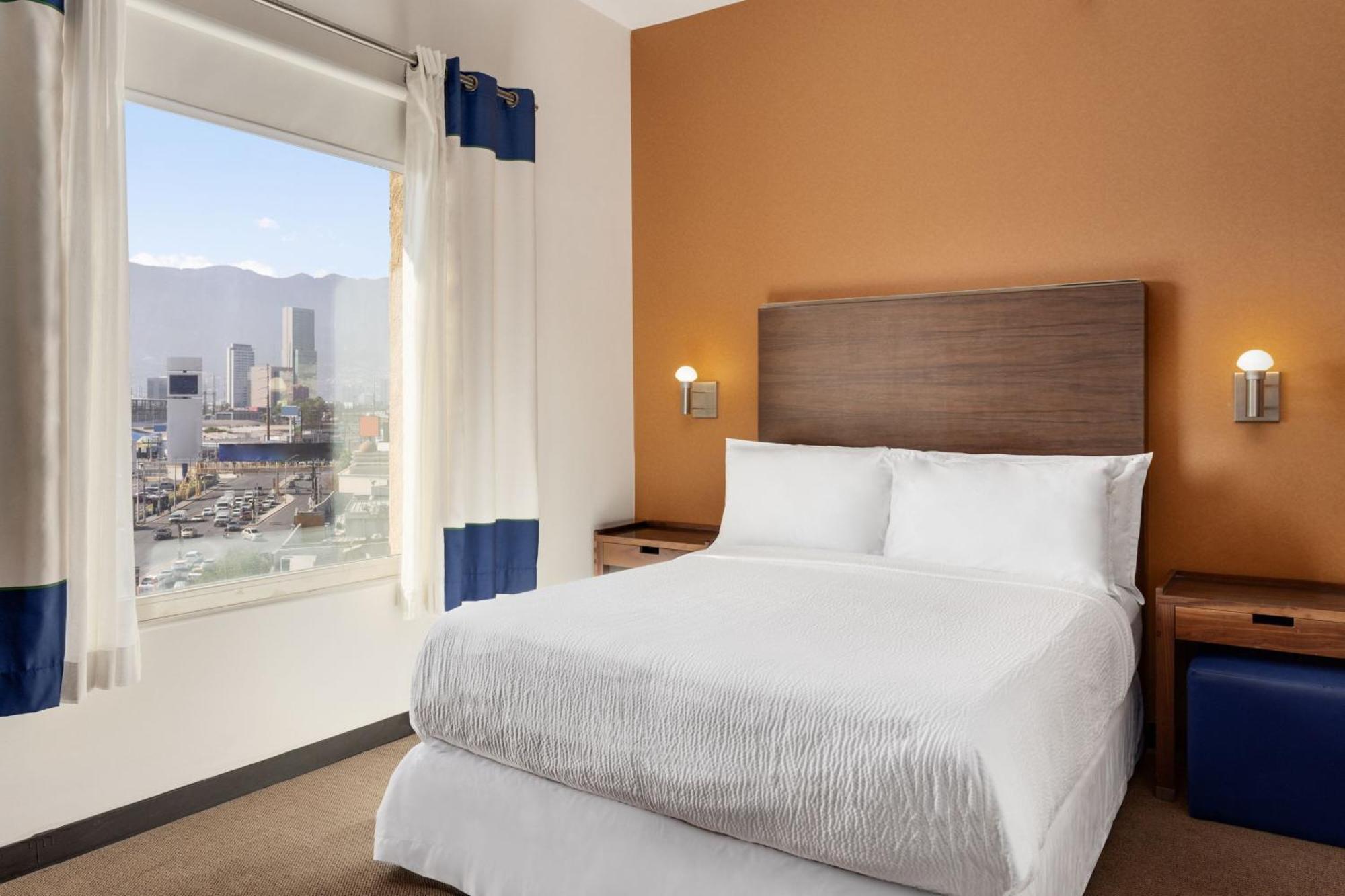 Four Points By Sheraton Galerias Monterrey Esterno foto A typical bedroom in a Residence Inn