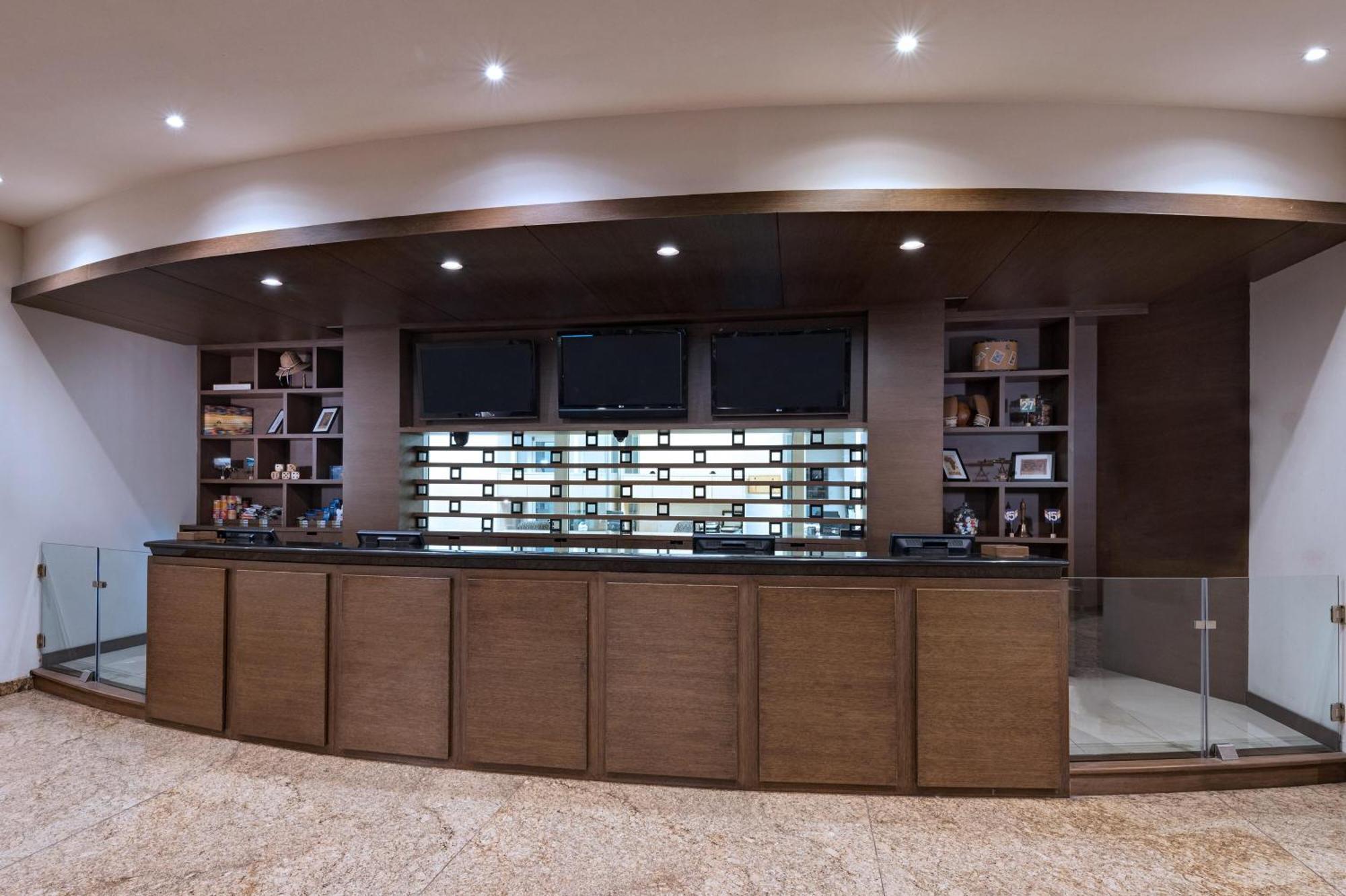 Four Points By Sheraton Galerias Monterrey Esterno foto The reception desk at the library